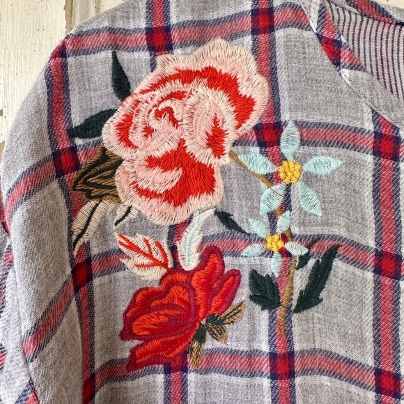 THML, CROP TOP. ROUND NECK, SHORT SLEEVE, EMBROIDERED FLORAL DESIGN. SIZE S - Picture 3 of 7